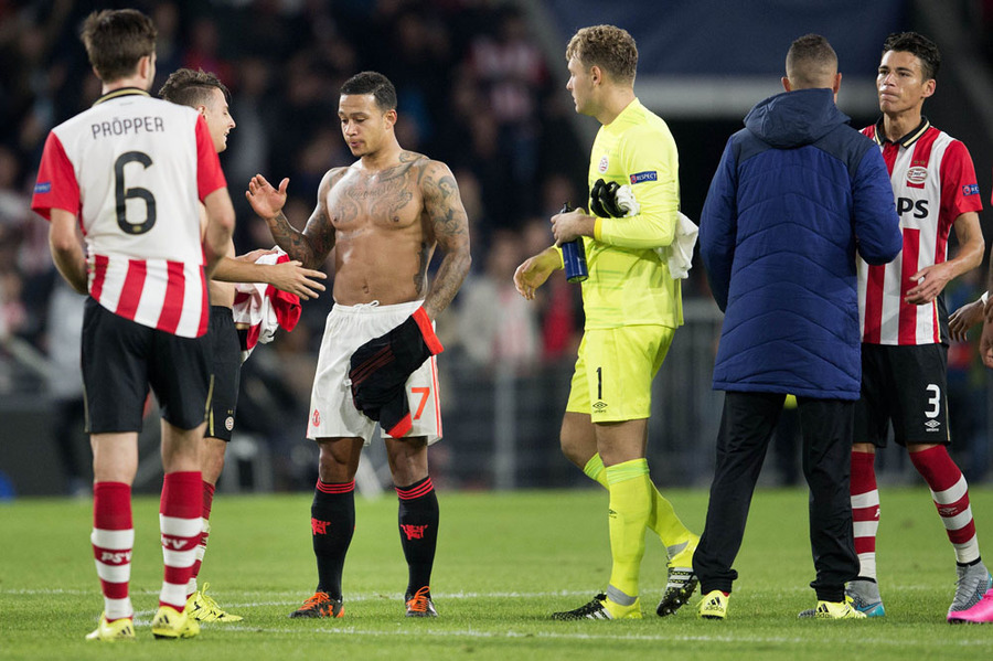 Duka Setan Merah di Philips Stadion