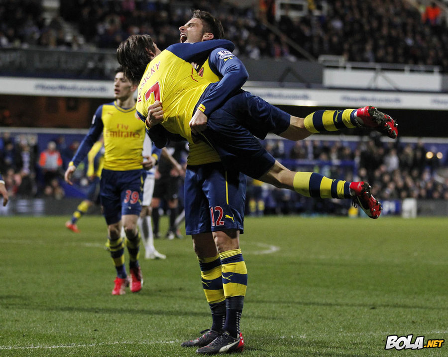 Giroud dan Alexis Menangkan Arsenal