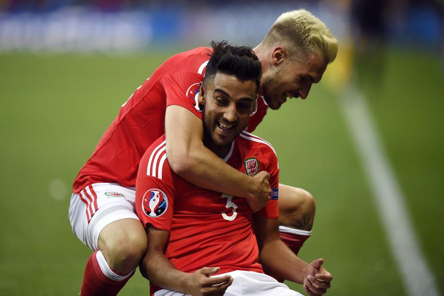 Hajar Rusia, Wales Juara Grup B