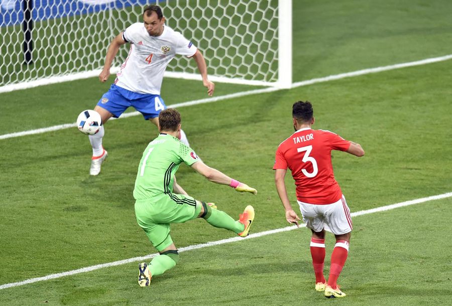 Hajar Rusia, Wales Juara Grup B