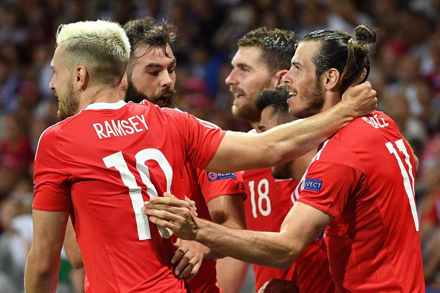 Hajar Rusia, Wales Juara Grup B