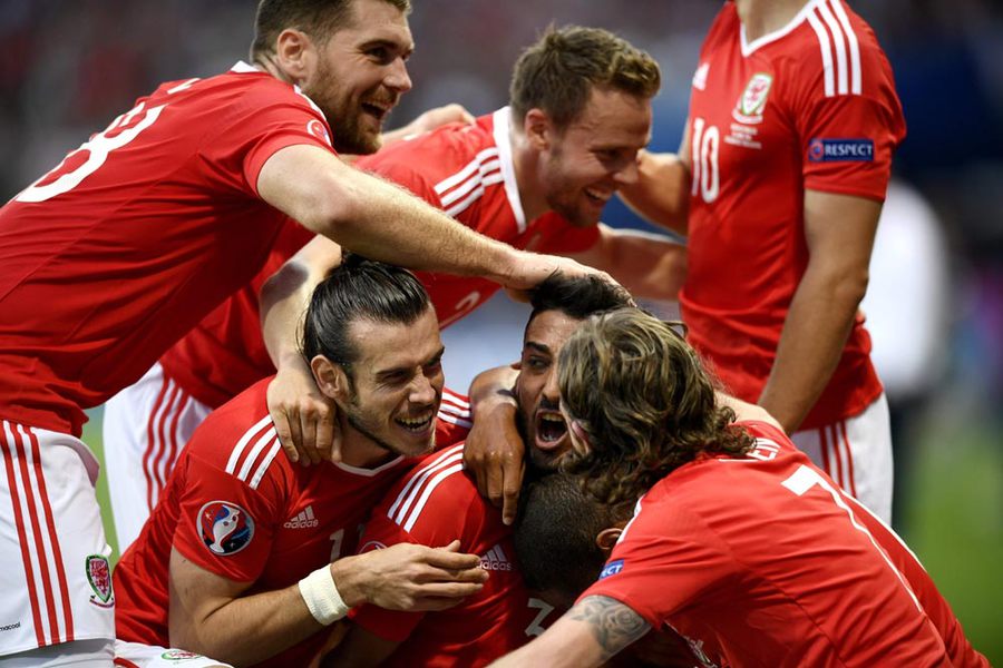 Hajar Rusia, Wales Juara Grup B