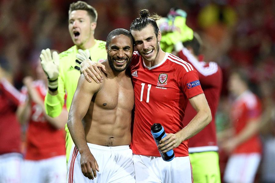 Hajar Rusia, Wales Juara Grup B