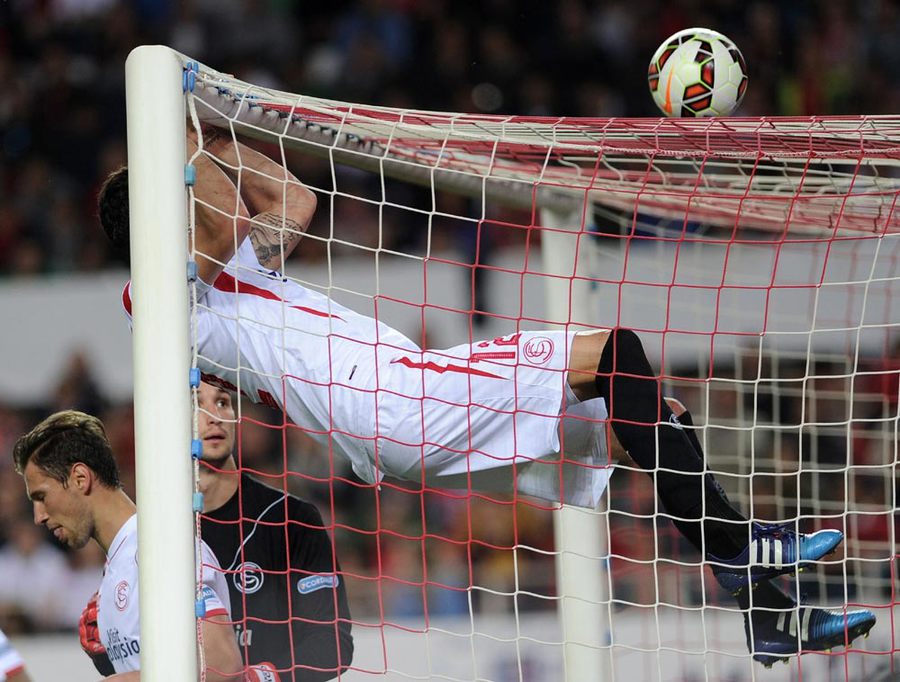 Hujan Kartu, Atleti Imbangi Sevilla