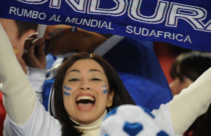 Fans Honduras membentangkan syal bertuliskan negaranya. 