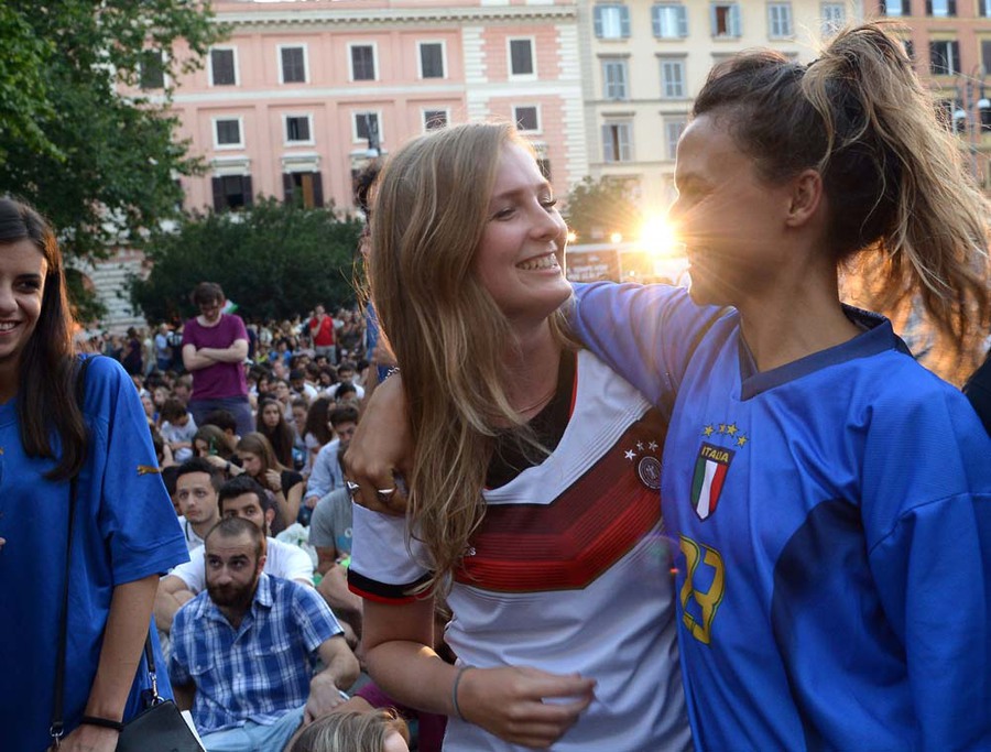Kompilasi Suporter Cantik dan Seksi di Gelaran Euro 2016