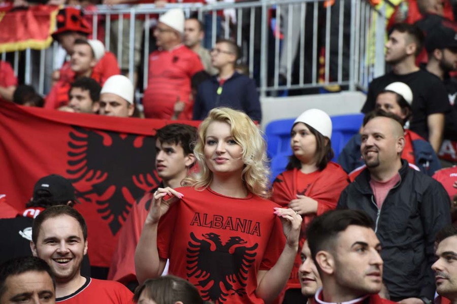 Kompilasi Suporter Cantik dan Seksi di Gelaran Euro 2016