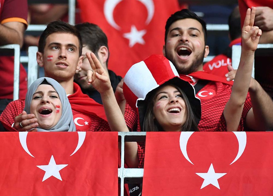 Kompilasi Suporter Cantik dan Seksi di Gelaran Euro 2016