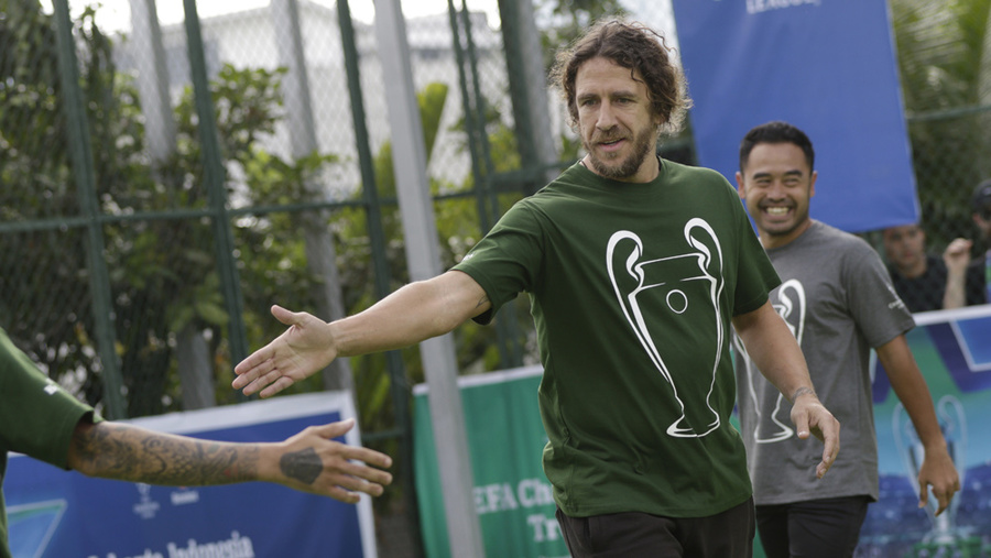 Serunya Bermain Futsal Bersama Carles Puyol