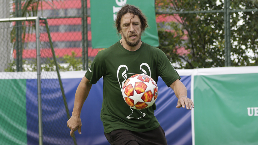 Serunya Bermain Futsal Bersama Carles Puyol