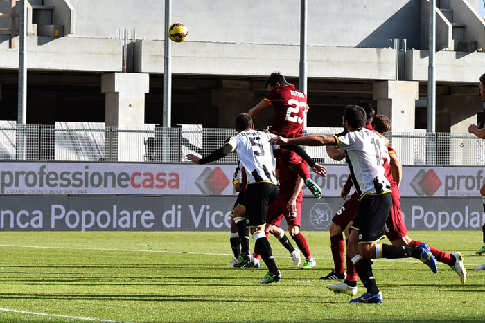 Gol Kontroversi Astori Menangkan Roma di Friuli