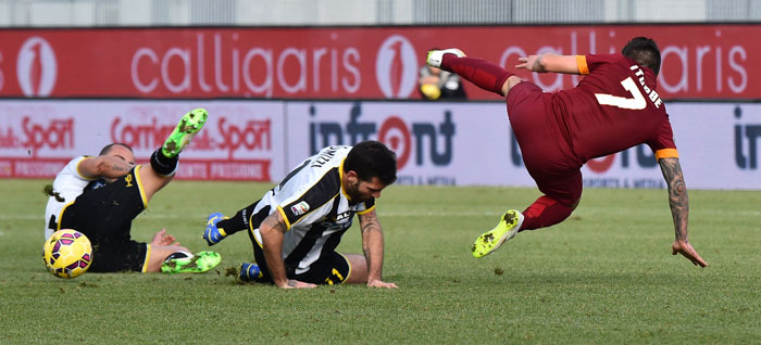 Gol Kontroversi Astori Menangkan Roma di Friuli