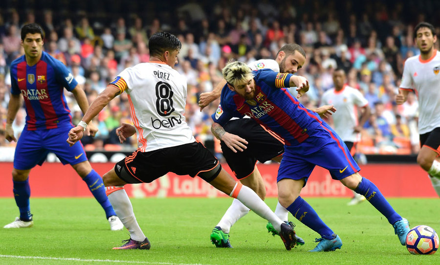Penalti Messi Tebus Tiga Poin di Mestalla 