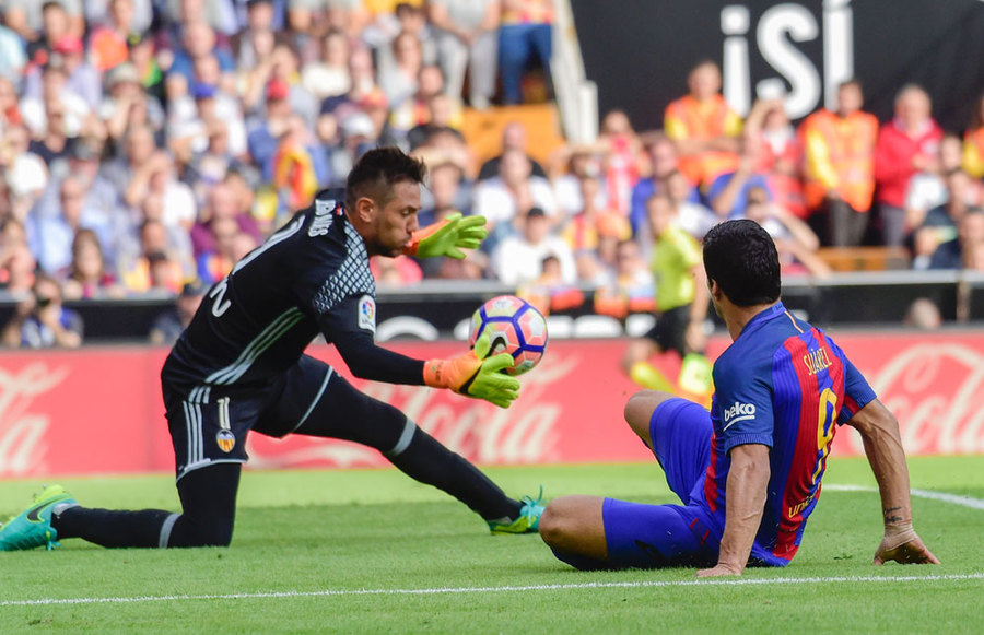 Penalti Messi Tebus Tiga Poin di Mestalla 