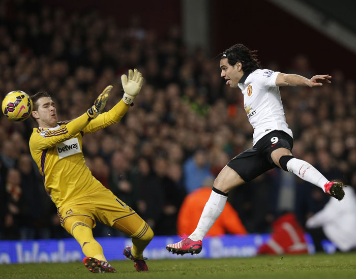 Blind Selamatkan Man United di Kandang West Ham