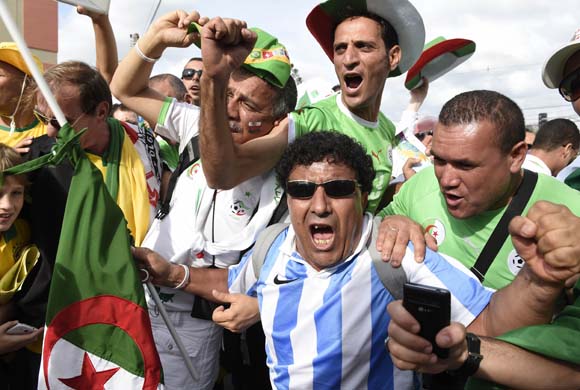 Suporter Aljazair vs Rusia