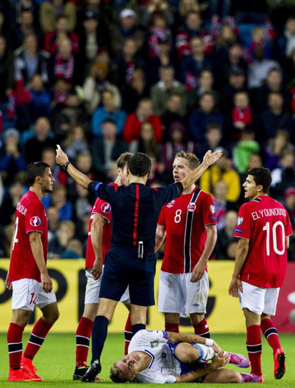 Wasit Milorad Mazic Beri Italia Free Kick