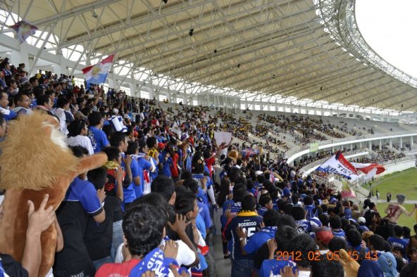 Foto: Aksi Aremania Saat Pertandingan Melawan Mitra Kukar 