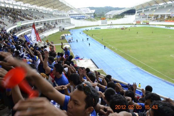 Foto: Aksi Aremania Saat Pertandingan Melawan Mitra Kukar 