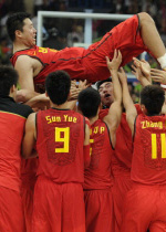 Wang Zhizhi diangkat rekan-rekan timnya.