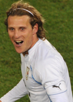 Diego Forlan (c) AFP