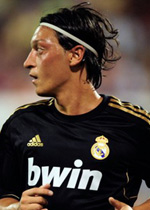 Mesut Ozil (c) AFP