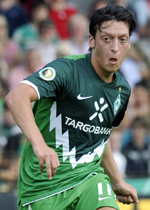 Mesut Ozil (c) AFP