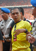 Wasit Oki Dwi Putra (c) bola