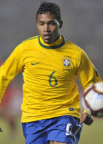 Alex Sandro saat bermain di timnas Brasil U-20. (c) AFP