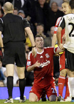 Jamie Carragher, ketika mendapat kartu merah dari wasit Lee Mason. (c)AP