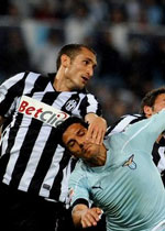 Insiden antara Chiellini dan Floccari yang diprotes oleh Reja (c) GettyImages