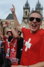 Fans Swiss rayakan kemenangan timnya
(c)afp