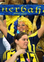 Suporter perempuan Fenerbahce pada pertandingan lawan Manisaspor. (c) AP