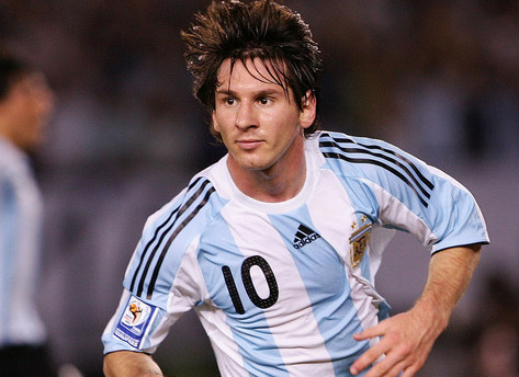Tango Panas, Messi Diancam