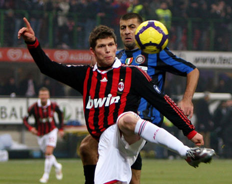 Duo Milan Bertahan di San Siro