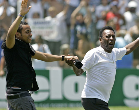 Gabung Santos, Robinho Disambut Pele Gabung Santos, Robinho Disambut Pele