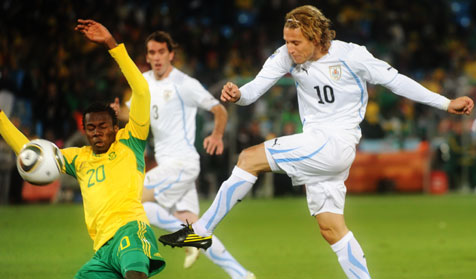 Review: Forlan Bungkam Afrika Selatan