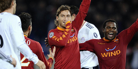 Review: Penalti Totti Buka Peluang Roma