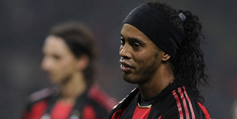 Ronaldinho Tegaskan Bertahan di Milan Ronaldinho Tegaskan Bertahan di Milan