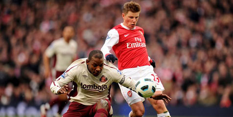 Review: Dewi Fortuna Jauhi Arsenal