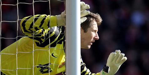 Tampil Gemilang, Van Der Sar Tetap Pensiun
