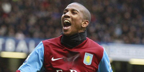 Ashley Young, Penerus Ryan Giggs di Old Trafford?