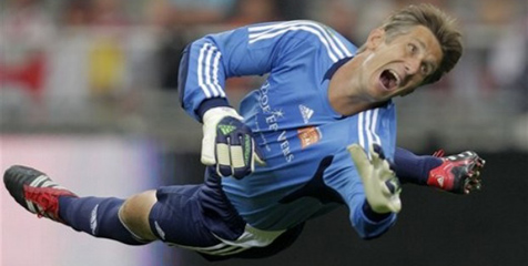 Sir Bobby Charlton: VDS Kiper Terbaik United! 