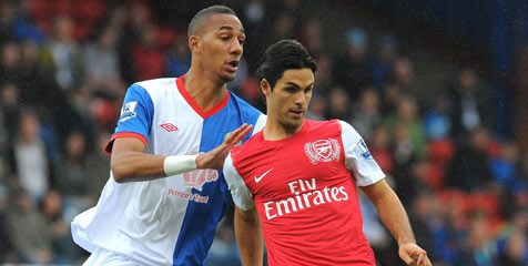 Review: Dua Gol Bunuh Diri, Arsenal Tumbang Review: Dua Gol Bunuh Diri, Arsenal Tumbang