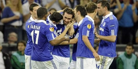 Review: Schalke Raih Kemenangan Pertama