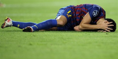 Cedera Lutut, Afellay Naik Meja Operasi