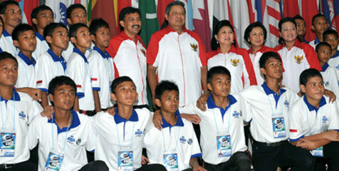 Menpora Lepas Tim Junior Indonesia Menuju Madrid