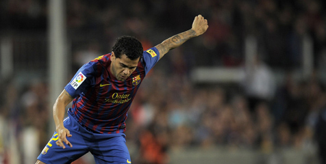 Alves: Fabregas Tak Mungkin Berkata Rasis