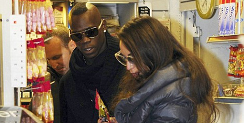 Balotelli Buka Majalah Porno di Depan Pacar Balotelli Buka Majalah Porno di Depan Pacar