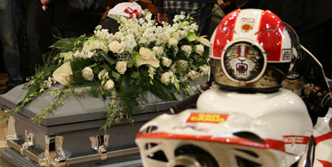 Ribuan Orang Beri Penghormatan Terakhir Pada Simoncelli Ribuan Orang Beri Penghormatan Terakhir Pada Simoncelli